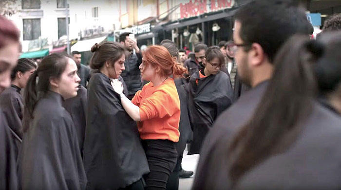 Eskişehir Osmangazi Üniversitesi (ESOGÜ) öğrencileri, "Kadına Şiddete Hayır" demek amacıyla vatandaşların şaşkın bakışları arasında bir sokak gösterisi gerçekleştirdi. Görenler gözlerine inanamadı.