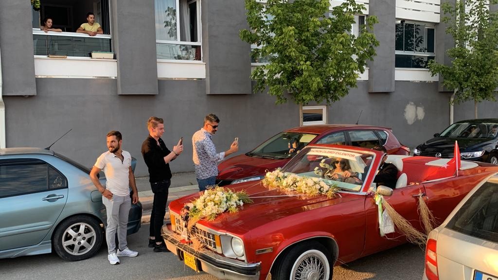 Hayatını Eylül Elif Saç ile birleştiren Orkun Saç'ın düğün alayına arkadaşları klasik otomobillerle katıldı.
