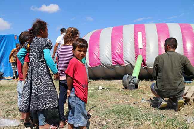Her yıl Şanlıurfa’dan Eskişehir’e bin 46 kilometre yol kat ederek gelen mevsimlik tarım işçileri, Sakintepe Mahallesi’nde bulunan çadır kentte kalıyor.