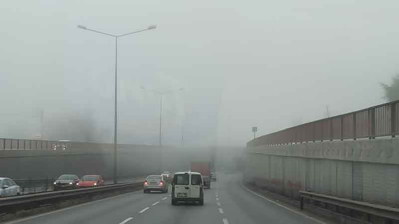 Eskişehir-Ankara arasında yer alan D200 Karayolu'nda sabahın erken saatlerinden itibaren etkili olan sis görüşü 5 metreye kadar düşürdü