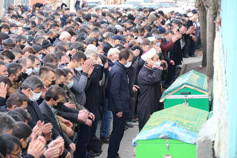 Erenköy Bağlar Camii’nde kılınan cenaze namazına aile yakınlarının yanı sıra yüzlerce vatandaş katıldı. Yoğun katılım gösterilen cenaze namazı, alan yetersizliği nedeniyle caminin önünde kılındı.