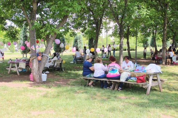 Öğle saatlerinde hava sıcaklığı 29 dereceye kadar çıkarken, vatandaşlar güzel havanın tadını parklarda ve mesire yerlerinde çıkardı. 