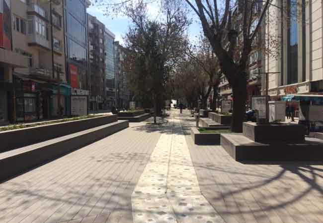 Eskişehir'de halkın yoğun olarak kullandığı caddeler, sokaklar ve tramvaylar bomboş...