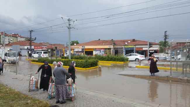 Bir kaç gündür Türkiye'nin belirli bölgelerinde meydana gelen yoğun yağışlar, bazı şehirlerde büyük etkiler oluşturdu. Sel, su taşkını gibi olayların yaşanmasının ardından Meteoroloji Genel Müdürlüğü'nden ve AFAD'tan açıklamalar yapıldı. 