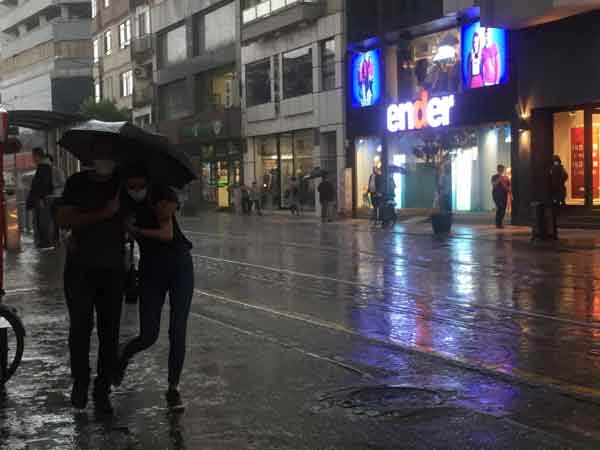 Eskişehir'de öğle saatlerinde başlayan ani sağanak yağış, kısa sürede bazı yollarda ve caddelerde su birikintileri oluşturdu. 