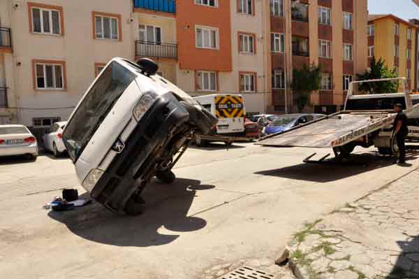 Edinilen bilgilere göre, Bahçelievler mahallesinde bir minibüsün, park halindeki otomobile çarparak devrilmesi sonucu trafik kazası meydana geldi.