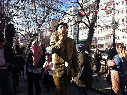 Eskişehir'de güzel havanın tadını çıkaran vatandaşlar, canlı heykel performansı ile doyasıya eğlendi. 