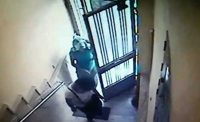 Eskişehir’de hırsız oldukları iddia edilen kişilerin binaya giriş yöntemleri güvenlik kameralarına yansıyarak adeta ‘pes’ dedirtti. 