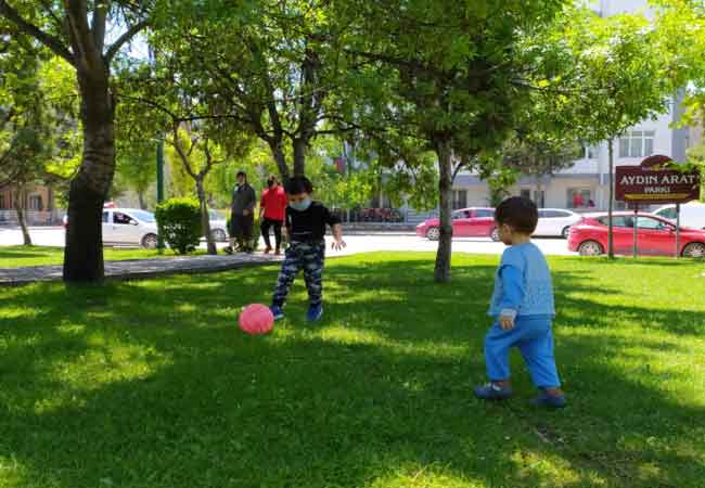 Belirlenen saatlerde minikler güzel havanın da etkisiyle tedbirlerini alarak parklarda oyun oynamanın keyfini yaşadı.