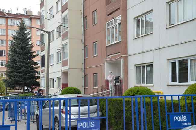 Eskişehir Yenidoğan Mahallesinde bir apartman görevlisi, ateşinin çıkması üzerine şüphelenerek hastaneye başvurdu. 