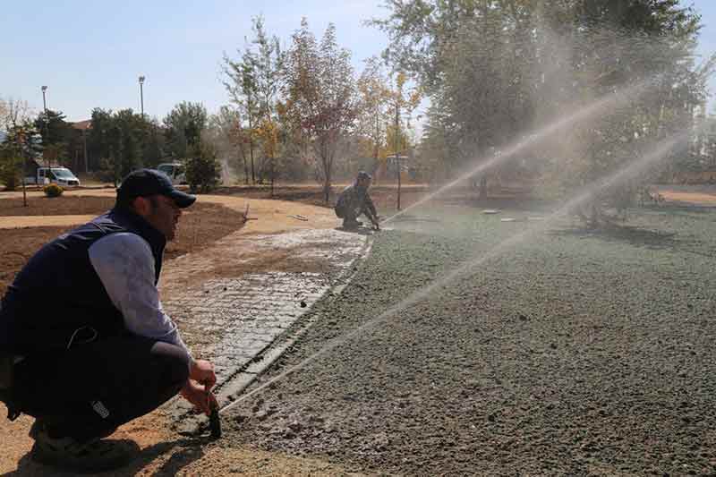 Bu kapsamda Büyükşehir Belediyesi Park ve Bahçeler Dairesi ekipleri ilk olarak Mahmudiye Belediyesi tarafından yapımı tamamlanan kapalı pazar çevresindeki düzenlemeleri tamamladı.