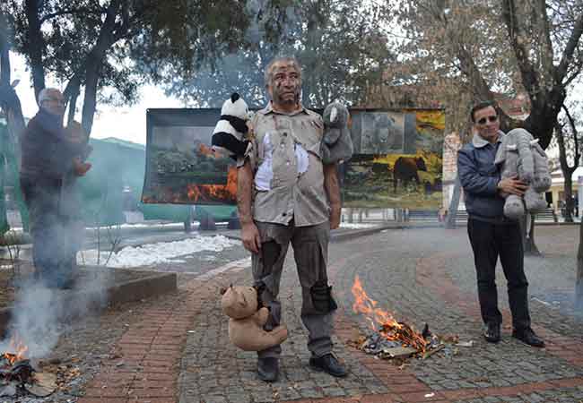 Katılımcılar, Odunpazarı Belediyesi Hicri Sezen Parkı'nda düzenledikleri protesto gösterisinde, koala, ayı, panda, fil gibi çeşitli hayvan oyuncuklarını dekor olarak kullandı.