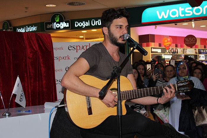 Bir yarışmada adını duyurup, pop müziğinin yükselen isimlerinden olan İlyas Yalçıntaş, Eskişehir'e gelerek Sevgililer Günü için imza günü ve mini bir konser gerçekleştirdi.