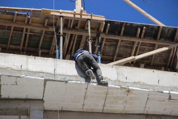 Edinilen bilgilere göre, Eskişehir Zafer Mahallesi Gaffar Okkan Caddesi'nde simitçilik yapan İbrahim Akın (27), borçları ve işsizlik sebebiyle intihar etmek için inşaat halindeki 5 katlı bir binanın çatısına çıktı.