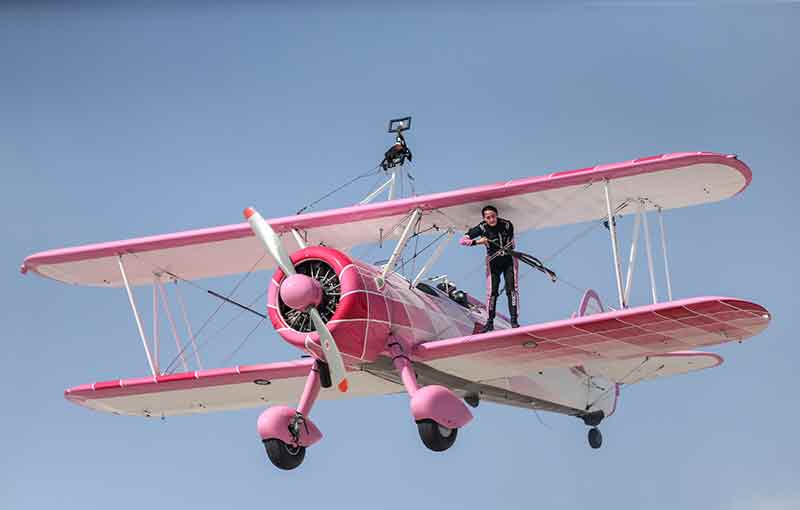 Danielle Del Buono, pilot kocası Emiliano Del Buono ile yıllardır pek çok hava gösterisine katıldı.  Del Buono çifti, Eskişehir'in Sivrihisar ilçesinde bu yıl 7'ncisi gerçekleştirilen "Sivrihisar Hava Gösterileri 2022"de pembe renkli uçaklarıyla gösteri sundu.