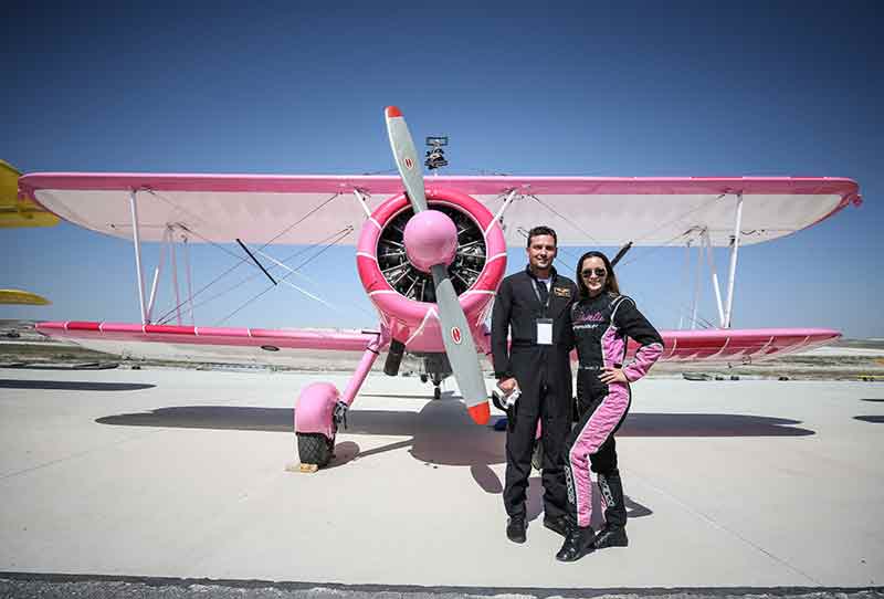 Bazı manevralarda özel bir aparatla kendini uçağın üzerine sabitleyen Danielle Del Buono'nun uçağın kanadının üzerinde ve kanatlar arasında sunduğu gösteri izleyenleri heyecanlandırdı.