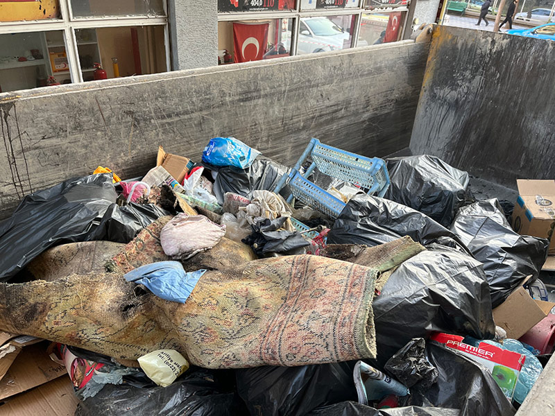 Çevreden çöpleri toplayarak evine depolayan Zeynep O. isimli şahsın karşı komşusu olan Mehmet Alparslan, mahalle sakinleri olarak durumdan rahatsız olduklarını dile getirdi. 