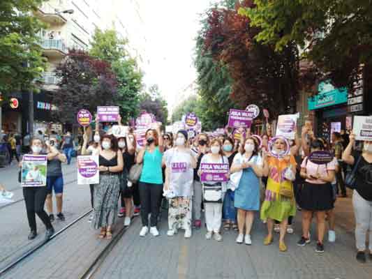 Eskişehir Demokratik Kadın Platformu, Kanatlı AVM önünde Pınar Gültekin Cinayetiyle ilgili basın açıklaması yaptı.