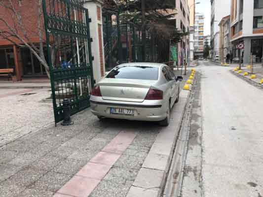 Eskişehir’de birçok cadde ve sokak kaldırımlarında park edilmiş araçlar, adeta sokakları otoparka döndürdü. 