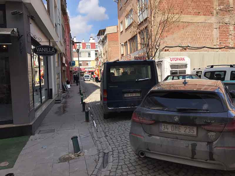  Önlemlerin yoğun olduğu ve kaldırımlarda lobutların yer aldığı sokakları kullanan duyarsız sürücüler ise araçlarını yolun ortasına park ediyor. 