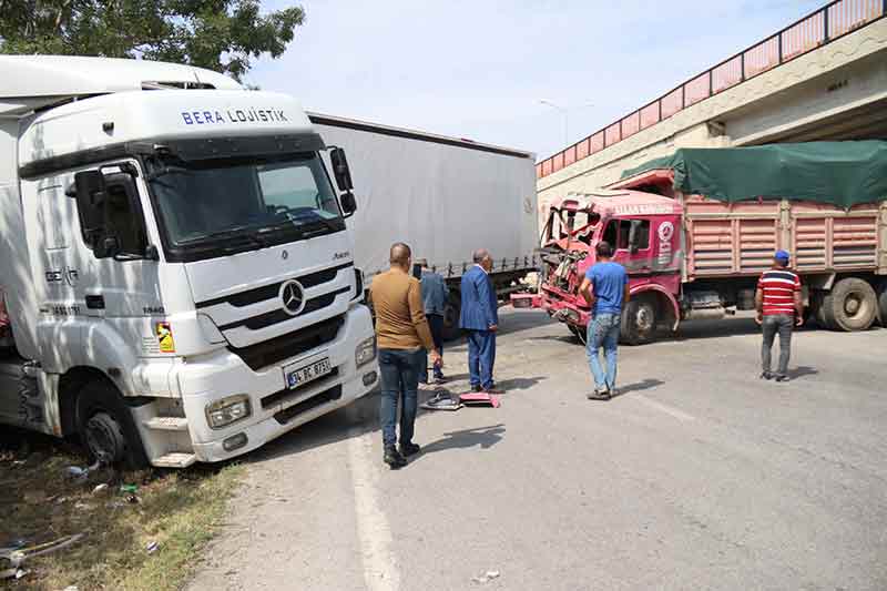Kazaya karışan araçlarda maddi hasar meydana gelirken, hafif yaralanan kamyon sürücüsü Mesut A. 112 Acil Servis ekiplerince Eskişehir Şehir Hastanesi’ne kaldırıldı.