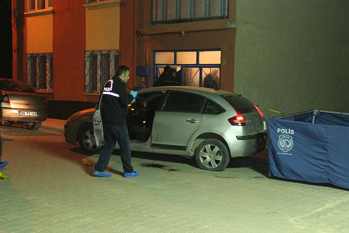 Eskişehir’de Orhan Çelik isimli şahsın evinin önüne aracını park ettiği sırada silahlı saldırıya bulunan şüpheli yakalandı. 