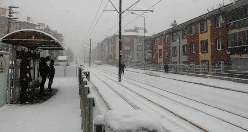 Eskişehir’de etkisini arttıran kar yağıyla şehrin dört bir yanını beyaza büründü. Bu kar yağışıyla birlikte kuraklık endişesi olanlar umutlandı.