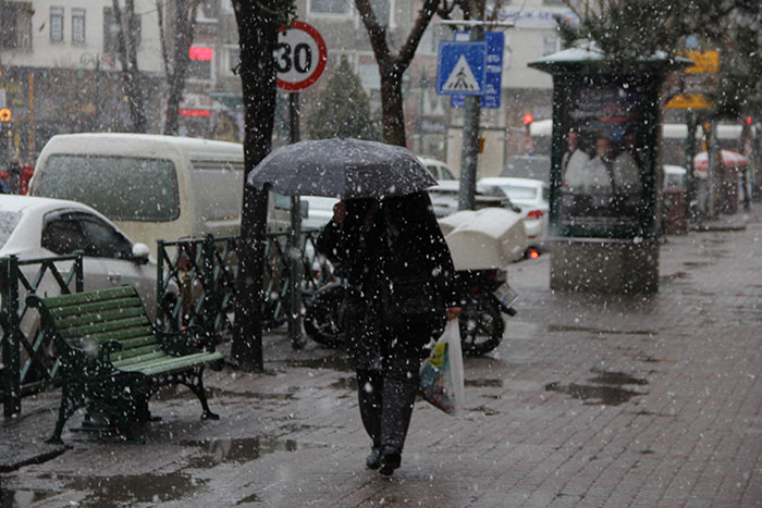Eskişehir’de sabah saatlerinden itibaren etkili olan ve sevinçle karşılanan kar yağışı, kenti beyaza bürürken kartpostallık kareler oluşturdu.