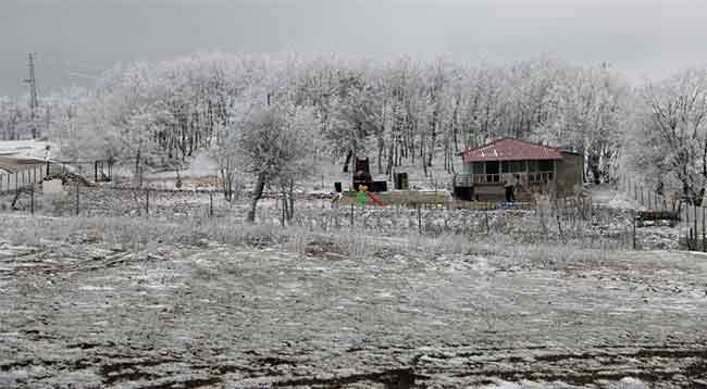 Kar yağışının etkisini yoğun olarak gösterdiği Yarımca Mahallesi sakinlerinden Yaşar Birki, yağışın bu bölgelerde normal olduğunu ifade etti.