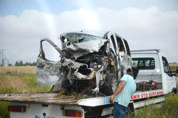 Eskişehir'de meydana gelen trafik kazasında aynı aileden 5 kişi hayatını kaybederken, 2 kişi yaralandı. 