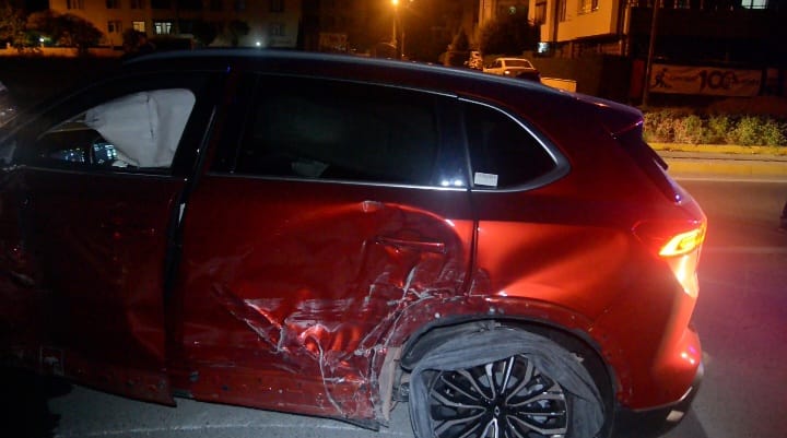 Eskişehir'de 17 yaşındaki ehliyetsiz sürücü dehşet saçtı. Bir yakınının TOGG markalı aracıyla tur atmak isteyen genç aracın direksiyon hakimiyetini kaybedince park halindeki 2 araca çarptı. Kazada TOGG ile birlikte diğer araçlarda kullanılamaz hale geldi. Yaralanan genç sürücü ise hastaneye kaldırıldı. İşte Eskişehir'de kaza yapan TOGG'un son hali...