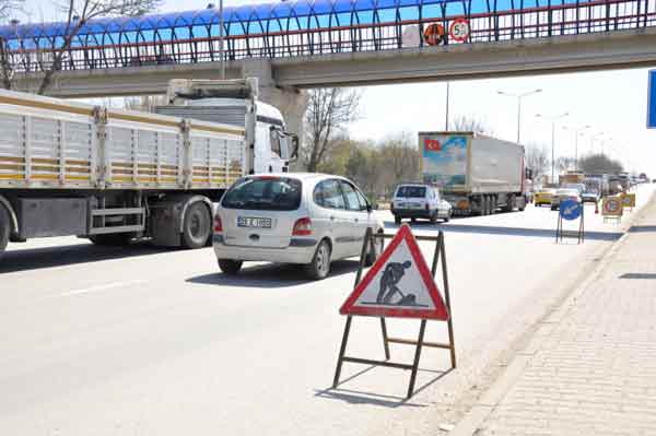 Eskişehir-Ankara çevre yolunda yapılan yol bakım ve tadilat çalışmaları trafiği adeta kilitledi.