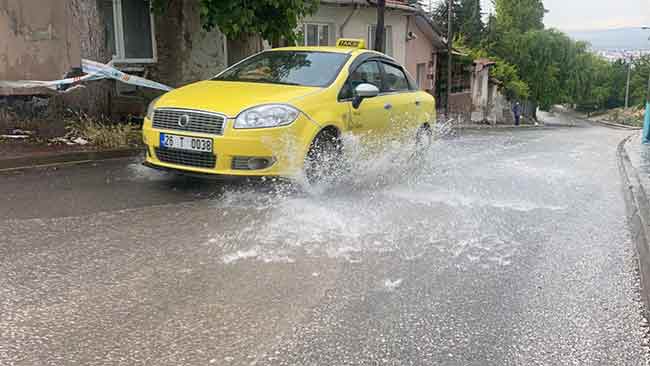 Özellikle şehrin yüksek kesimlerinde daha şiddetli olan yağış dakikalar içerisinde cadde ve sokaklarda su birikintilerine neden oldu.