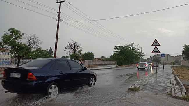 Sürücülerin yoğun yağış altında ilerlemekte güçlük çektiği gözlendi. 