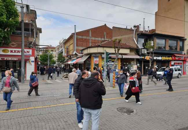 Özellikle İki Eylül Caddesi ve Taşbaşı bölgesinde oluşan yoğun kalabalığın, sosyal mesafe kuralına da uymadığı görüldü. 
