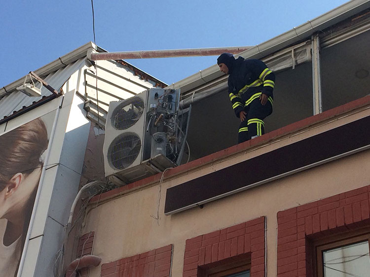 Eskişehir’de bir işletmenin çatısında bulunan klimanın bomba gibi patlaması paniğe neden oldu. 