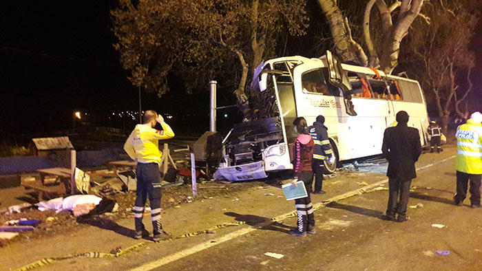 Eskişehir'de meydana gelen trafik kazasında 13 kişi hayatını kaybederken, 42 kişi de yaralandı. 