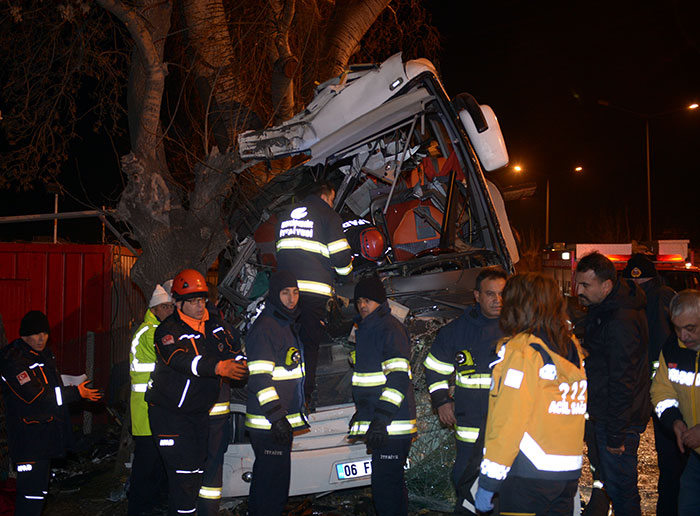 Eskişehir'de meydana gelen trafik kazasında 13 kişi hayatını kaybederken, 42 kişi de yaralandı. 