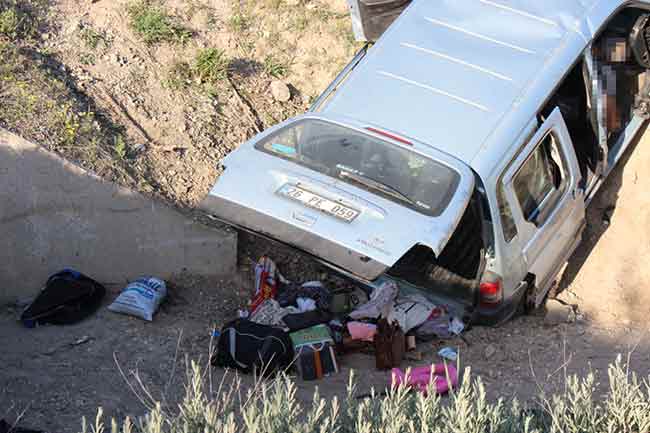 Eskişehir’de kontrolden çıkan hafif ticari araç sulama kanalına uçtu. Kazada 2 kişi hayatını kaybetti, 1’i ağır 3 kişi yaralandı. 