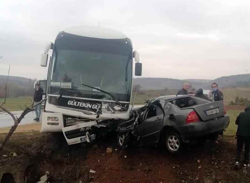 Edinilen bilgilere göre, kaza Eskişehir Afyon karayolu 54. kilometresinde Sarıbayır köyü yakınlarında meydana geldi. Ercan A. idaresinde 26 S 6055 plakalı işçi otobüsü ile 26 ABH 156 plakalı bir otomobil, iddialara göre hatalı sollama sebebi ile kafa kafaya çarpıştı.