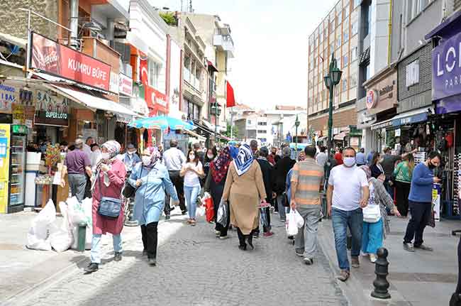 İçişleri Bakanlığı'nın ilan ettiği 4 günlük sokağa çıkma kısıtlamasının sona ermesinin ardından, Ramazan Bayramı'na sayılı günler kala Eskişehirliler sokakları doldurdu