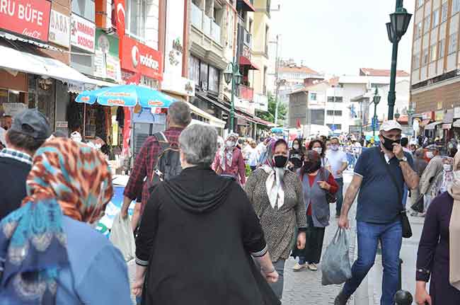 Kentin en işlek noktalarından biri olan Hamamyolu'ndaki kalabalık ise adeta pes dedirtti. Sağlık Bakanı Fahrettin Koca'nın rehavete kapılmamak gerektiğine dair ciddi uyarılarda bulunmasına rağmen Eskişehirliler tedbirleri ciddiye almadı.