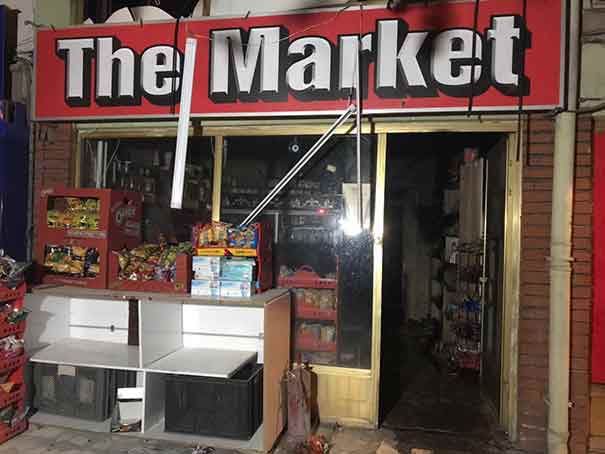 Olay, akşam saatlerinde Cumhuriyet Bulvarı üzerinde bulunan bir markette meydana geldi. Markette, belirlenemeyen bir nedenle patlama ve ardından yangın çıktı.