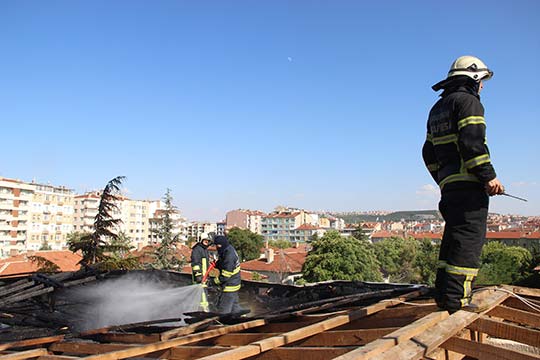 Eskişehir’de bir binada, çatı onarımında kullanılan zift kağıtlarının tutuşması sonucu yangın çıktı. 