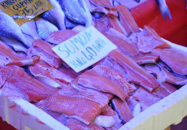 Fiyatların oldukça düşük olduğunun altını çizen Arslanbenzer, son günlerde en çok somon balığının tüketildiğini söyledi.