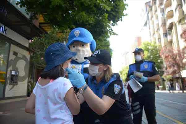 Kontrollü normalleşme sürecinde, özellikle çocuk ve gençlerde gözlemlenen maske ve sosyal mesafe konusundaki gevşemelerin önüne geçmek adına yapılan etkinlikte Covid-19’u bir kez de maskot polisler anlattı. 