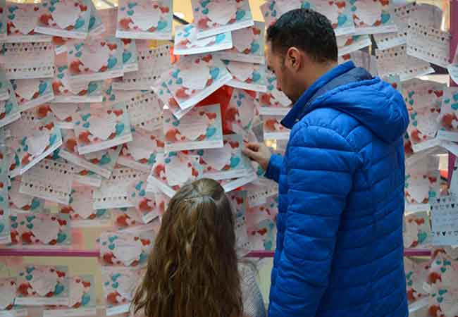 Vatandaşlar 'Aşk Tüneli'ne gelerek özel not kağıtlarına sevdikleri için özel mesajları yazıp tünele astı. 