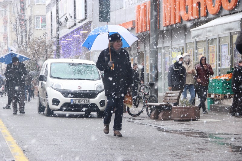 Eskişehir'de birkaç gündür etkili olan soğuk havanın ardından öğlen saatlerine doğru başlayan yağmur, ilerleyen saatlerde yerine kara bıraktı. Önce yağmurla karışık başlayan kar yağışı kısa sürede şiddetini artırdı. 