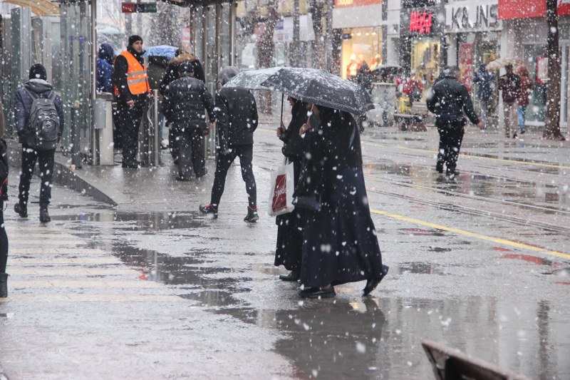 Lapa lapa kar yağdığını gören vatandaşlar durumu mutlulukla karşılarken, sürücüler de daha dikkatli ve tedbirli davrandı. Bazı vatandaşlar kar yağışından korunmak için şemsiyelerle sokağa çıkarken, bazıları vatandaşlar ise kar yağışını görüntüledi. Adeta yaprak şeklinde yağan kar, kısa sürede cadde ve sokakların yanı sıra, park, bahçe ve çatıları beyaz örtü ile kapladı 