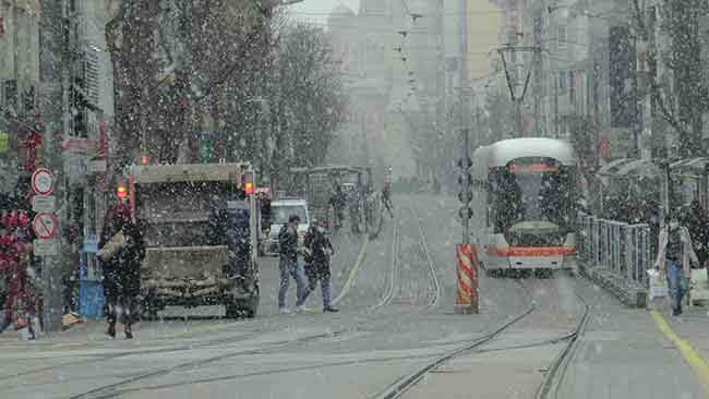 Eskişehir’e sabah saatlerinde etkisini gösteren mart karı vatandaşları şaşırttı. Kent merkezine yağan kar, güzel görüntüler oluşturdu.